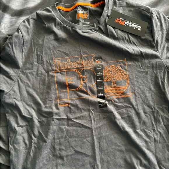 The shirt and slippers are new, just bought but they didn't fit me - Picture 2 of 4